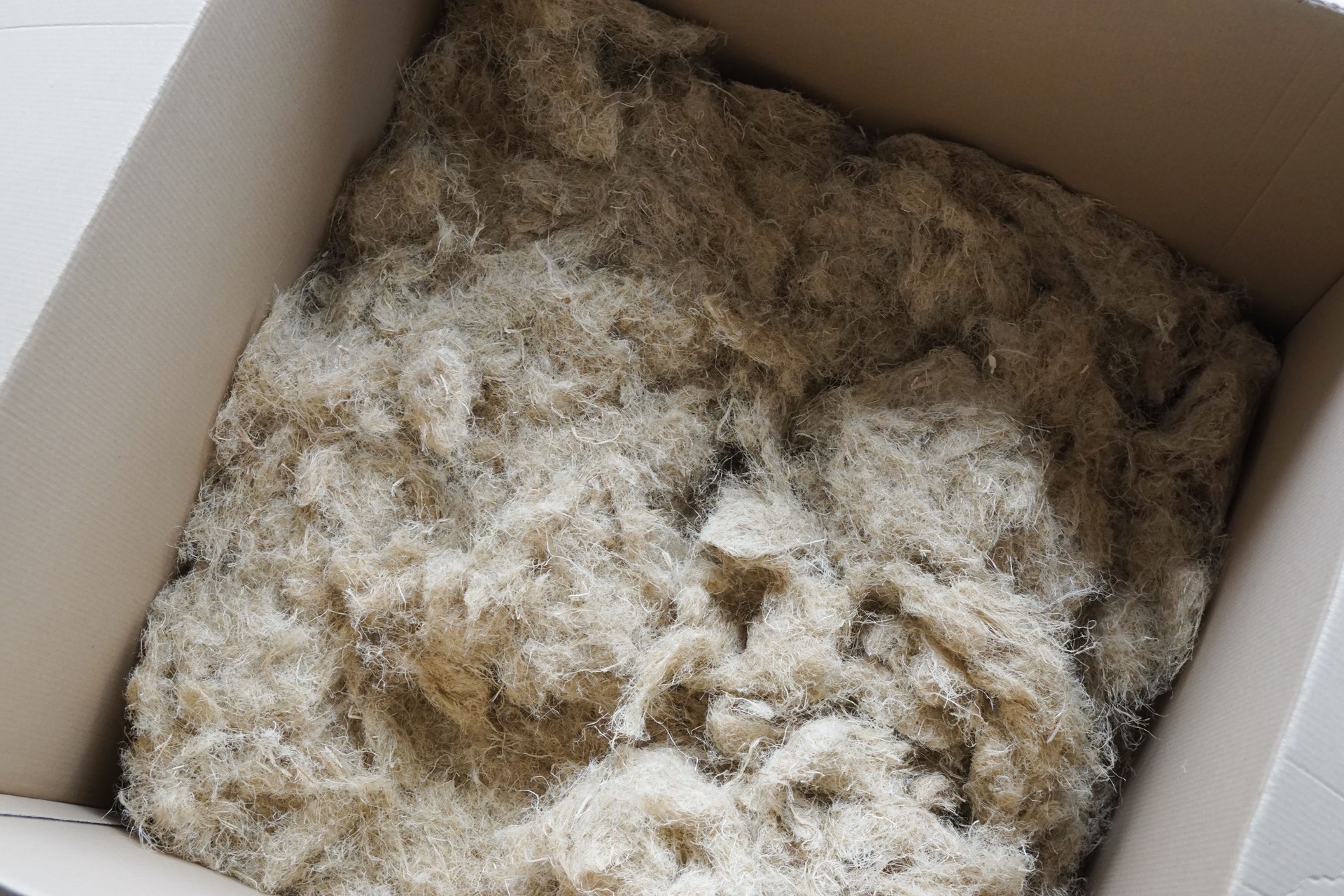 A box with hemp fibre for insulation